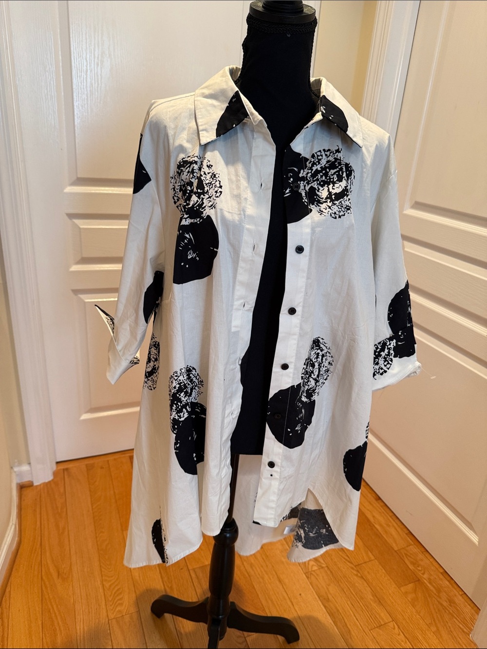 Truth + Style Botton Front White Stretch Poplin Fabric Black  Abstract PrintTop